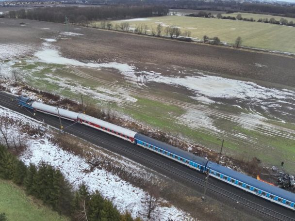 У Чехії пасажирський потяг протаранив тягач з буровою установкою / Фото: IDNES