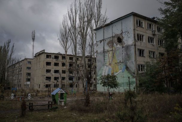 Обстріляні житлові будинки в Авдіївці / © Getty Images