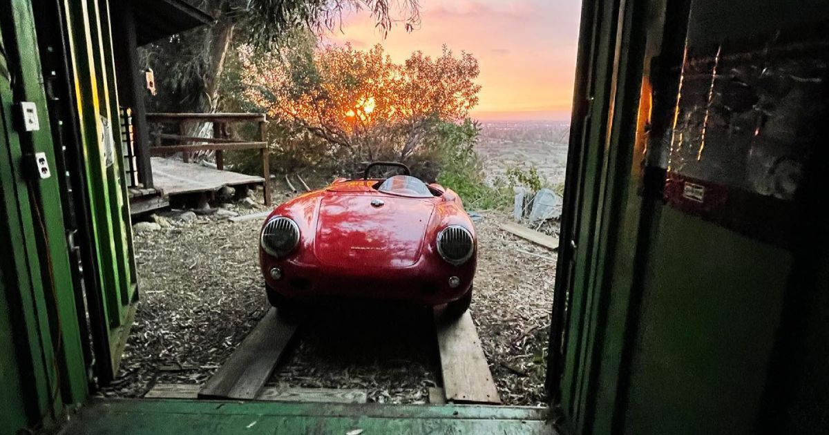 "Знахідка століття": рідкісний та дорогий Porsche виявили в морському контейнері, де він провів 35 років