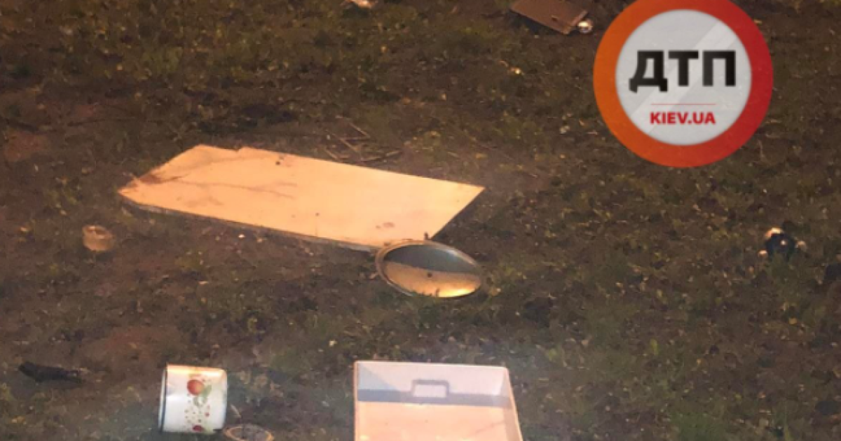 У Києві чоловік з сьомого поверху викинув пів квартири