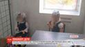 На Харківщині опікунка кинула двох маленьких сестер просто неба