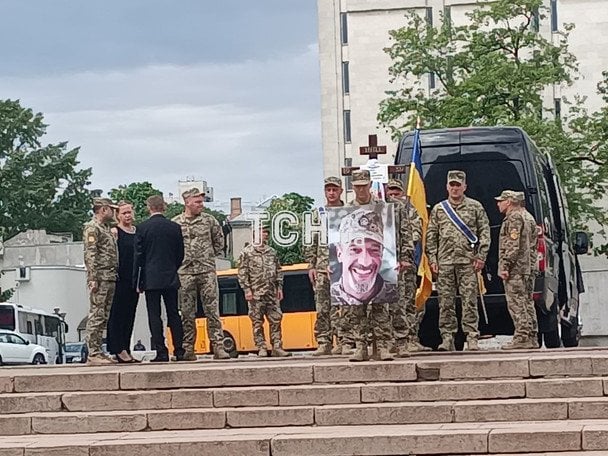 С Максимом Нелипой попрощались в Киеве: как прошли похороны шоумена-воина и кто из звезд пришел