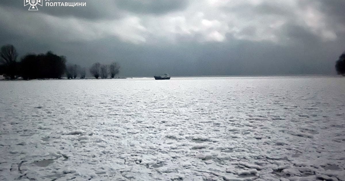 Троє у човні посеред Дніпра