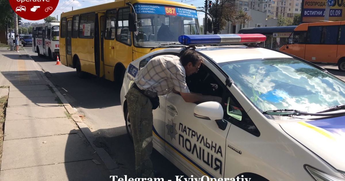 У Києві маршрутчик затиснув дверима літню жінку
