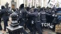 У центрі Києва мітингувальники влаштували штовханину із правоохоронцями: фото