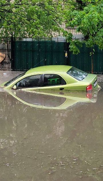 Киевом прокатился мощный ливень: подтоплены улицы и ТРЦ, а машины погружены в воду по капот