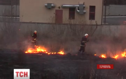У Тернополі подвиг пожежників урятував від вогню авторинок