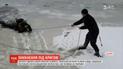 Водолазы закончили поиски мужчины, который шел по льду и упал в воду