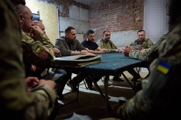 Володимир Зеленський з військовими на Донеччині / © 