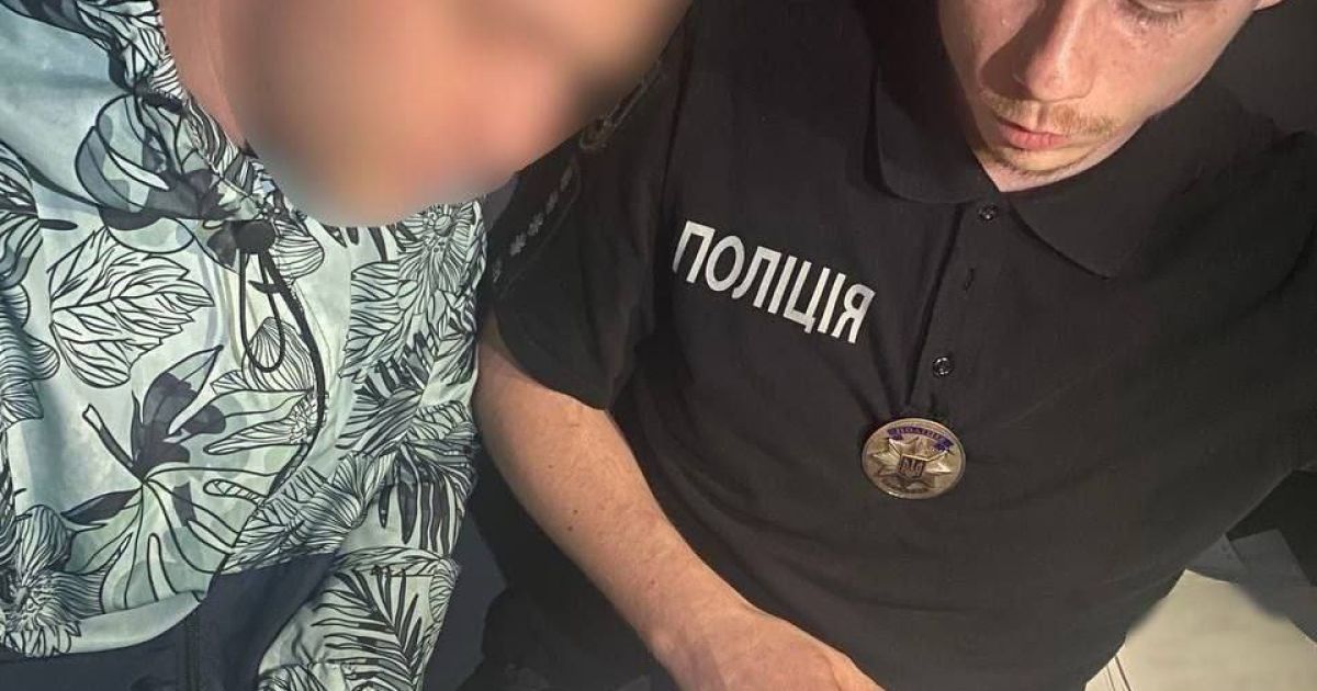 Чоловік, який помочився на портрети загиблих бійців