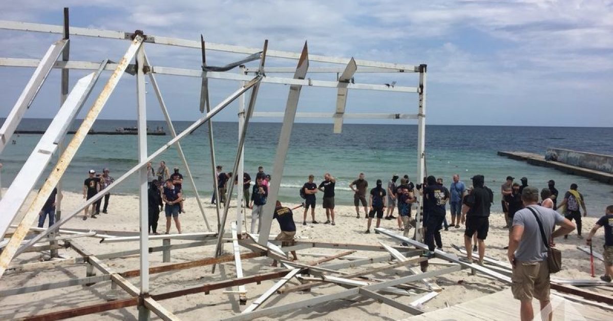 На пляже в Одессе активисты снесли "нахалстрой", который должен был стать рестораном