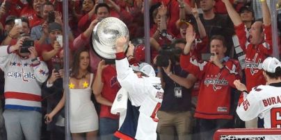 Уболівальниця показала груди під час святкування перемоги хокейної команди у Кубку Стенлі