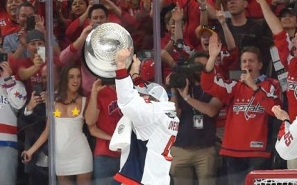 Уболівальниця показала груди під час святкування перемоги хокейної команди у Кубку Стенлі