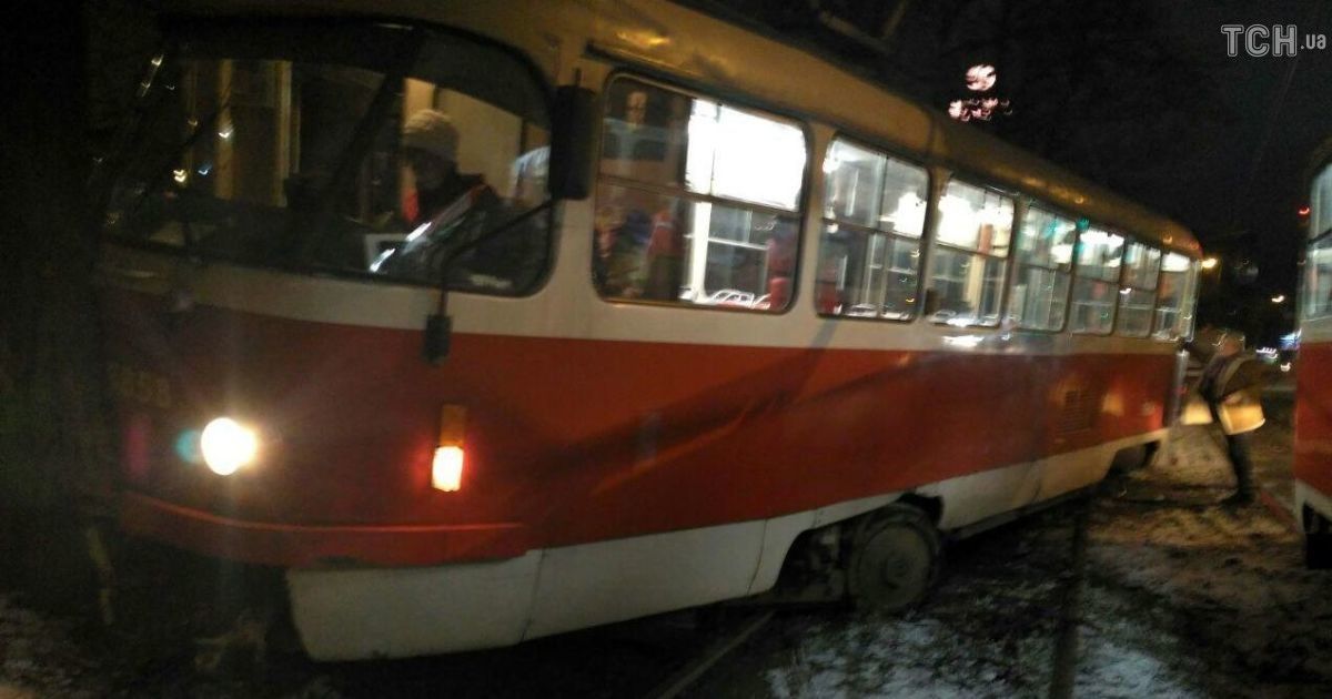 У Києві трамвай злетів з колій і врізався в дерево