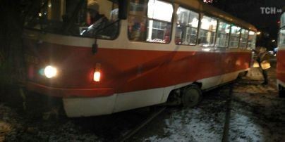 В Киеве трамвай слетел с путей и врезался в дерево