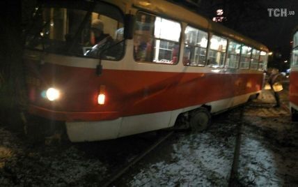 У Києві трамвай злетів з колій і врізався в дерево