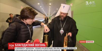 Журналістці ТСН вдалося першій потримати Благодатний вогонь з Єрусалима