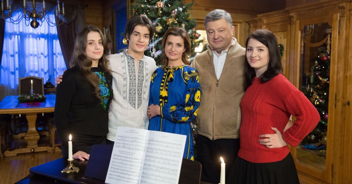 Порошенко в оточенні усієї родини привітав українців із Різдвом