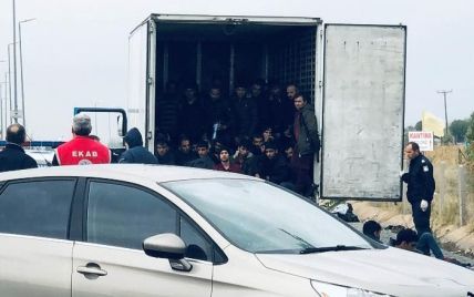 В Греции в кузове грузовика обнаружили 41 мигранта