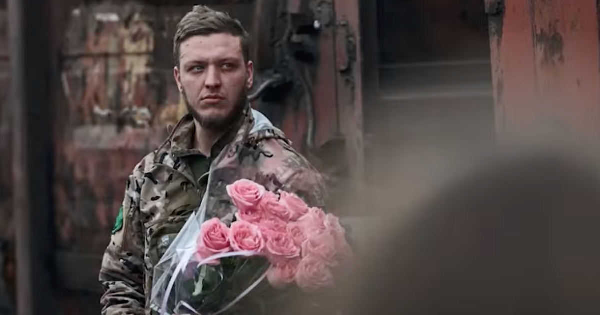 Військовий Артур, який чекав на дівчину з букетом троянд / Фото: скриншот