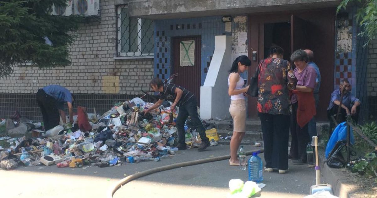 Пожежники викидають з квартири сміття, аби дістатись осередку пожежі / © Фото Валерії Ковалінської/ТСН