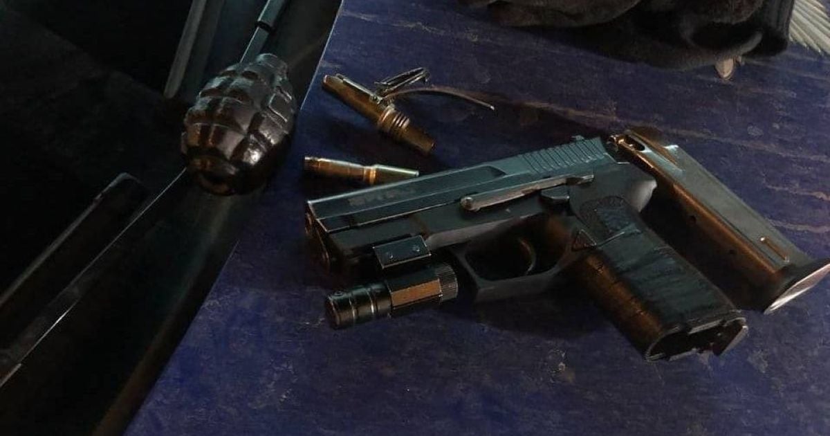 Разгуливал ночью с оружием: в Киеве на Осокорках задержали мужчину с пистолетом, гранатой и запалом