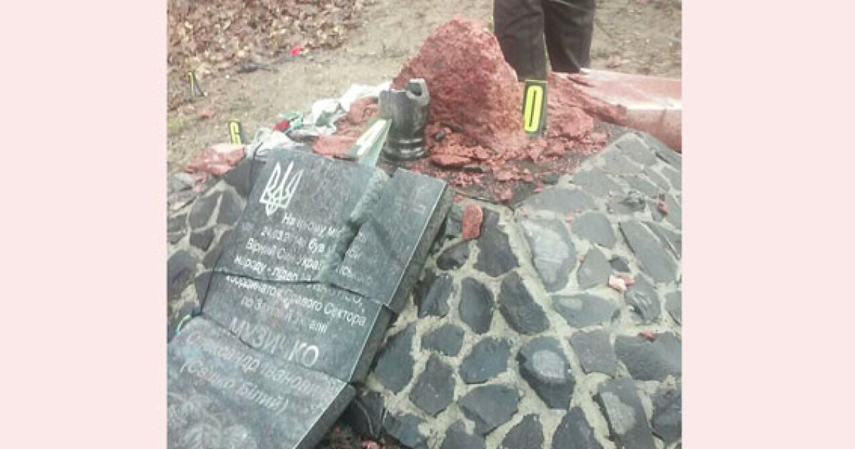 На Рівненщині розтрощили пам'ятний хрест скандальному бійцю "Правого сектору" Сашку Білому