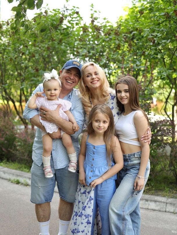 Лилия Ребрик показала годовалую дочь и насмешила ее решительностью: "Кажется, за кофе пошла"