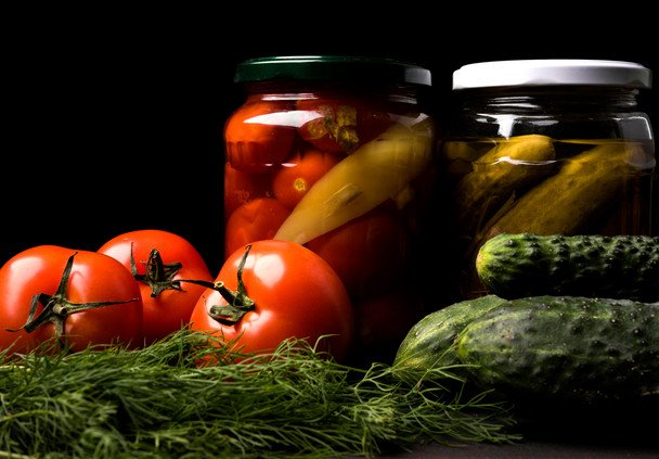Какие продукты опасно консервировать на дому: советы от экспертов