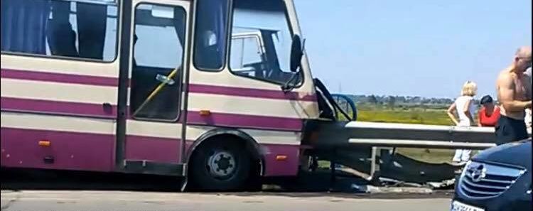 На Львовщине рейсовый автобус врезался в отбойник, водитель погиб