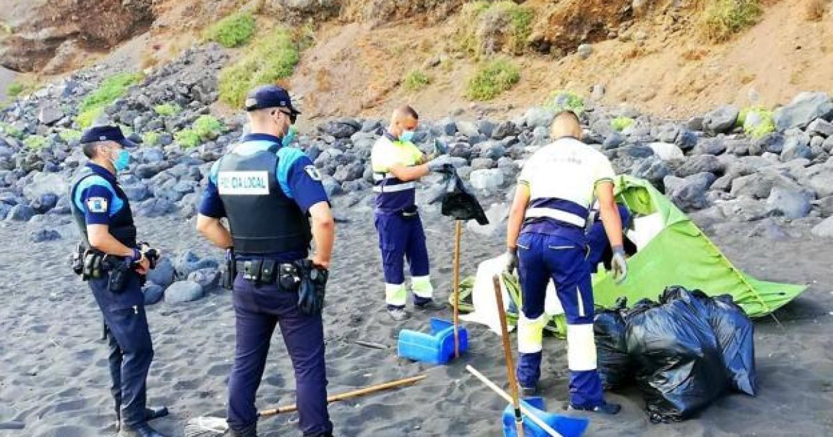 Іспанська поліція не дала нудистам провести "коронавірусну вечірку"