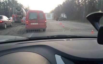 В Киеве грузовик с бетонными плитами раздавил легковушку