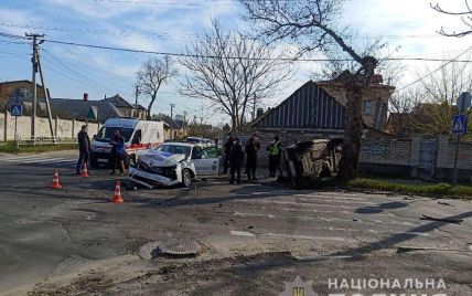 У Херсоні поліцейське авто зіткнулось з легковиком: машина перекинулась