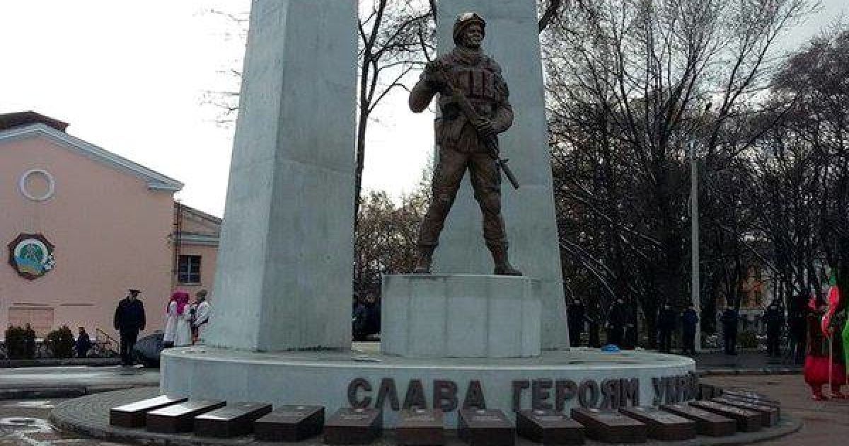 В Украине открыли первый памятник погибшим на Донбассе военным