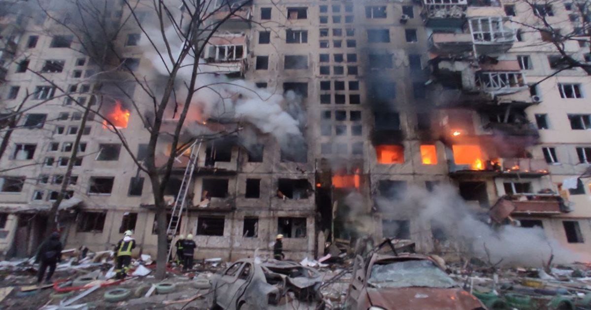 У Києві снаряд влучив у багатоповерхівку: спалахнула масштабна пожежа (фото)
