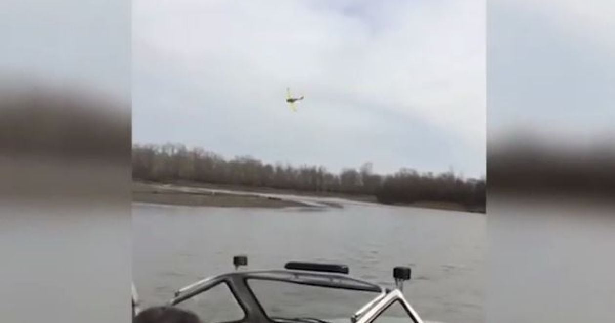 В России очевидцы сняли на видео крушение легкомоторного самолета