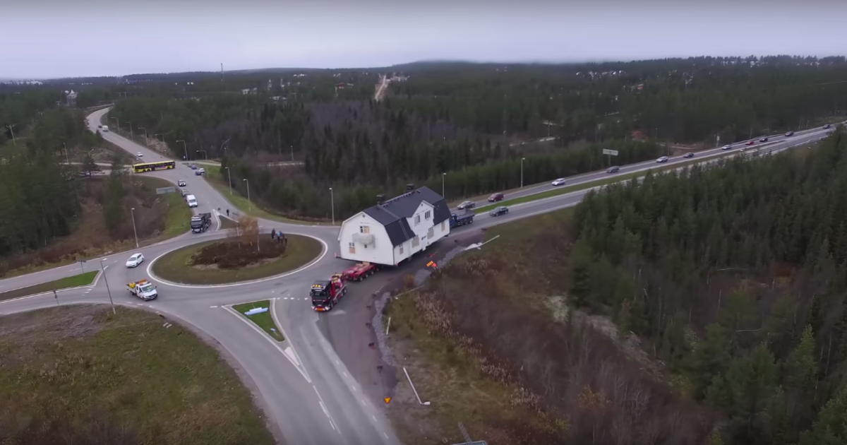 В Швеции тягачи Scania взялись за перевозку жилых домов (Видео)