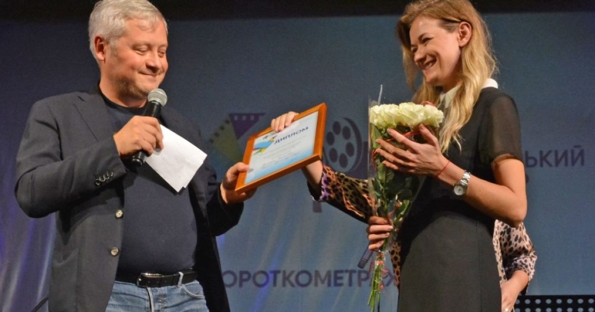 Ігор Янковський вручає дипломи переможцям