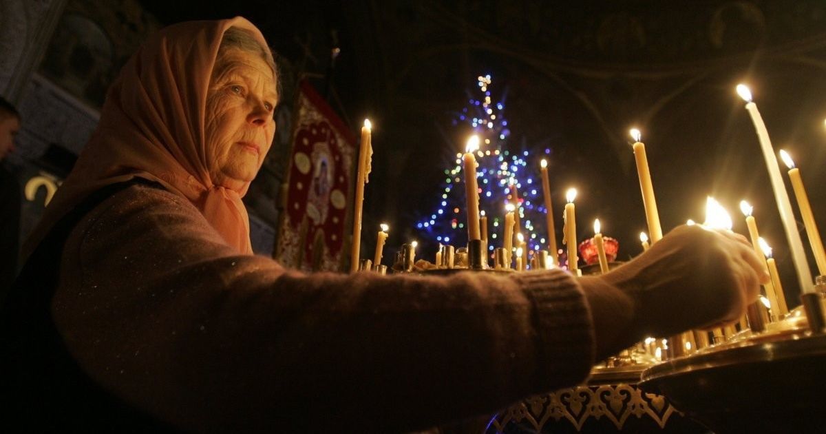Мир отмечает Сочельник. В Вифлееме славят Иисуса, а в Киеве верующие передают поздравления бойцам