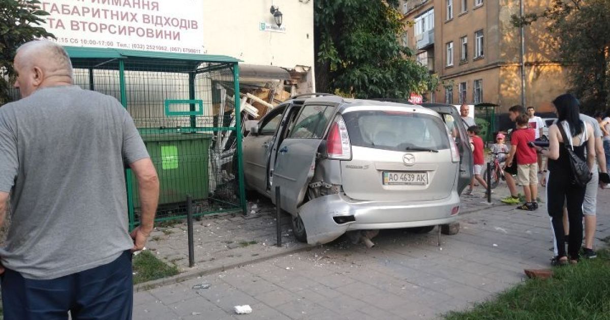 Протаранил здание и покалечил двух людей: во Львове водитель иномарки совершил аварию