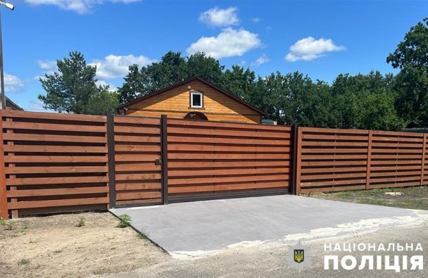 Порушник побудував будинок і встановив навколо нього паркан