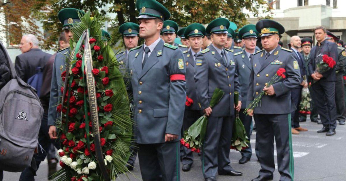 На Байковому кладовищі з військовим салютом поховали генерала Таранова
