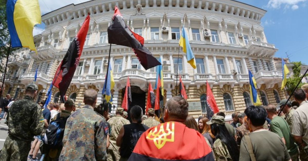 "Правый сектор" считает, что власть хочет столкнуть ДУК и ВСУ.