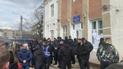 Біля ОВК на Прикарпатті депутатів "Слуг народу" натовп зустрів скандуваннями "Шевченко"