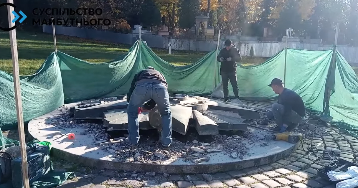 У Львові на "Марсовому полі" демонтували радянську зірку із серпом та молотом: відео
