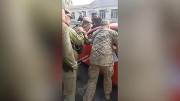 В Одесі працівники ТЦК брали “штурмом” автомобіль і розбили вікно