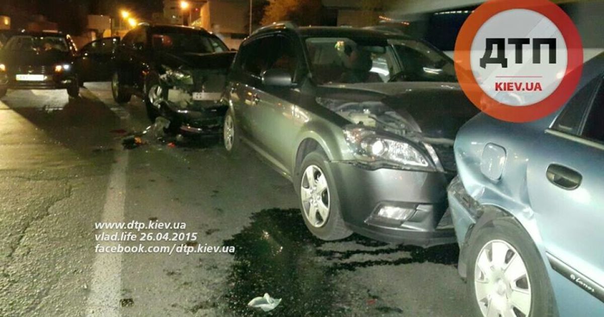В ДТП на вулиці Боженка зіткнулися відразу п&#039;ять автомобілів.