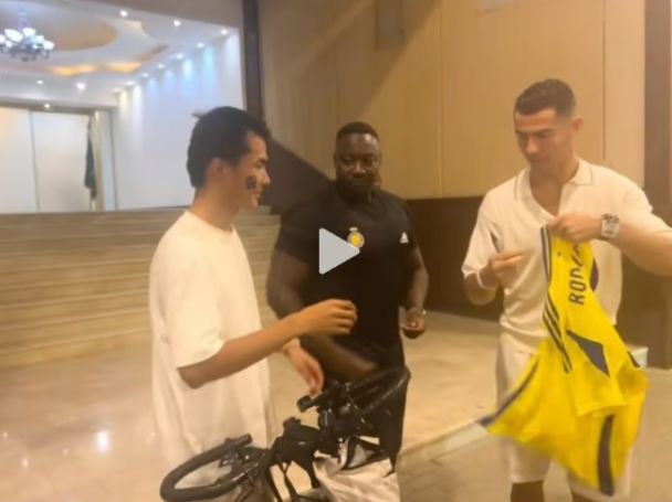 Фанат Роналду проїхав 13 000 км на велосипеді до кумира / Фото: Douyin