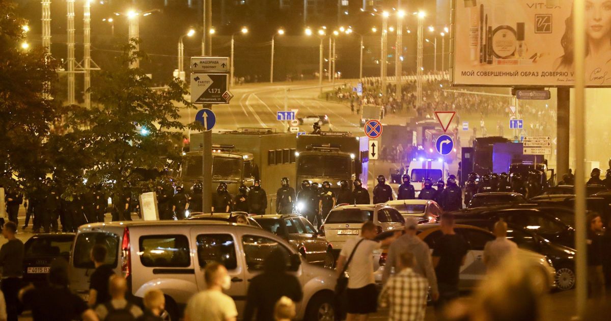 "Били даже по окнам квартир": в Cети показали последствия разгона демонстрантов в Беларуси