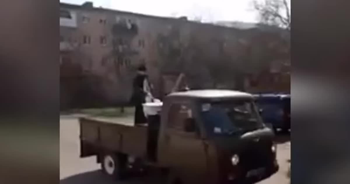 На Закарпатті священник катається вулицями і святою водою "знищує" коронавірус